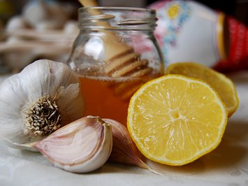 recept elixir mladosti med cesnak citron m