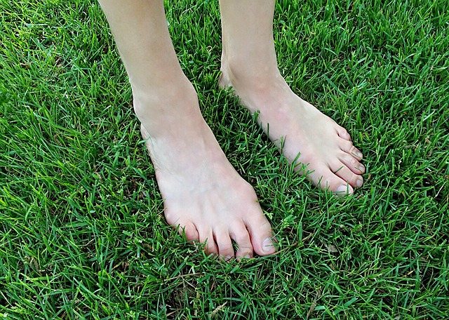barefoot 1394846 640 nohy trava