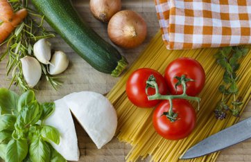 priprava zeleniny na varenie paradajka cibula cesnak