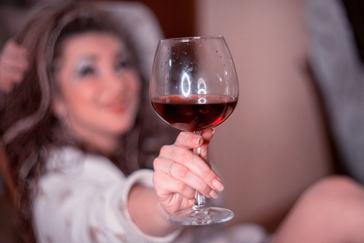 žena s pohárom vína